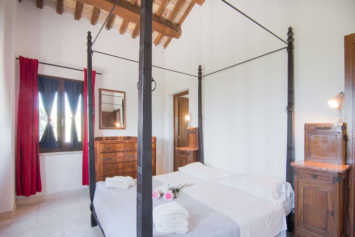 Luxury Apartment, 2 Bedrooms | 23 bedrooms, individually furnished, iron/ironing board, bed sheets