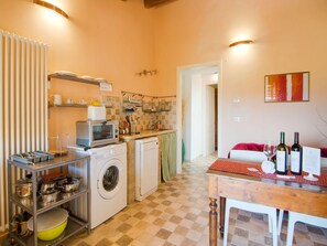 Fridge, microwave, oven, stovetop - Charming Apartment in Ascoli Piceno Near Village (Ripatransone)