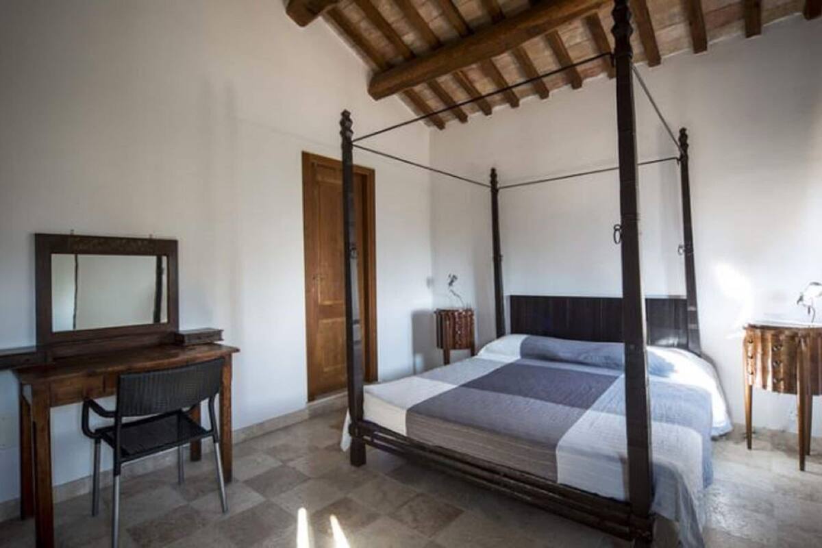 23 chambres, ameublement personnalisé, fer et planche à repasser