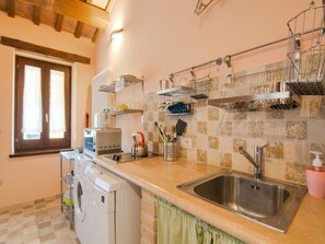 Fridge, microwave, oven, stovetop - Charming Apartment in Ascoli Piceno Near Village (Ripatransone)