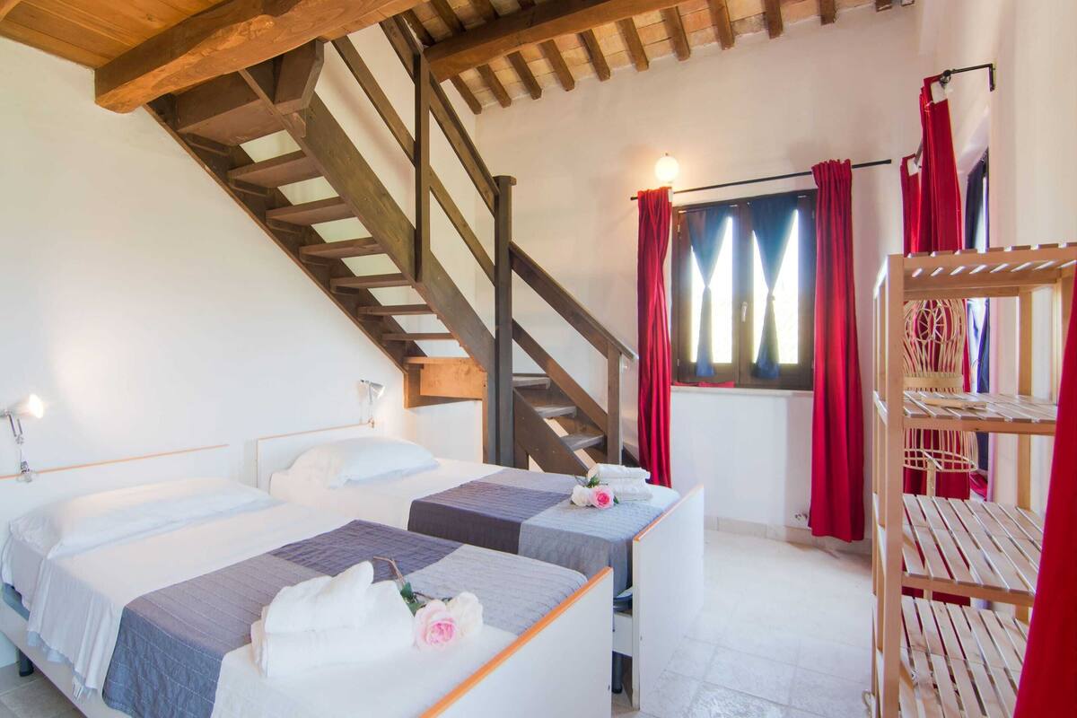 Luxury Apartment, 2 Bedrooms | 2 bedrooms, individually furnished, iron/ironing board, bed sheets