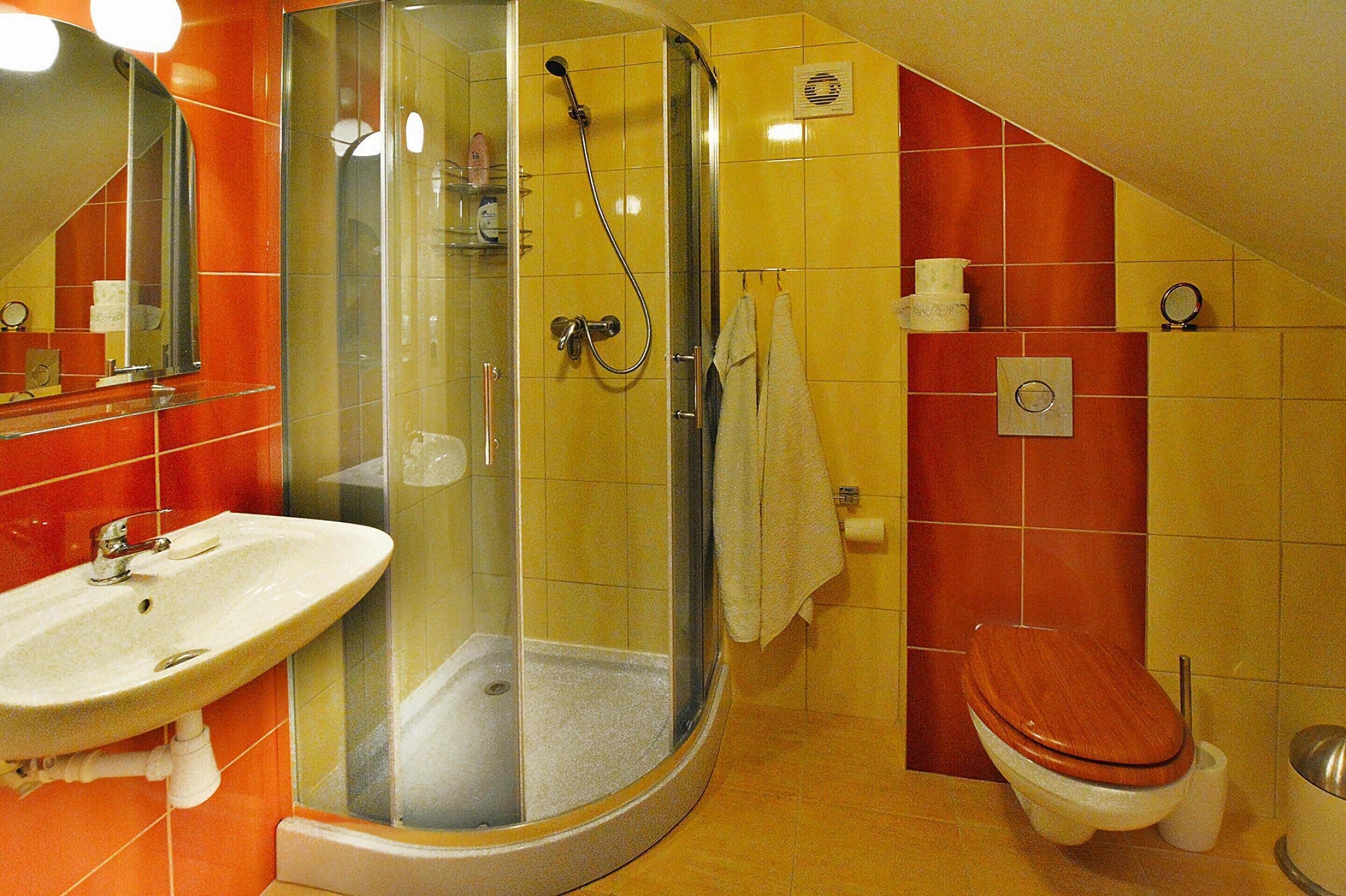 Une salle de bain avec une douche à parois de verre, un lavabo et des toilettes.