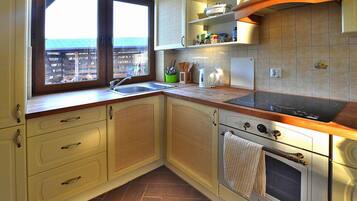 Comfort-Haus, 2 Schlafzimmer | Eigene Küche | Kühlschrank, Ofen, Wasserkocher mit Kaffee-/Teezubehör, Wasserkocher