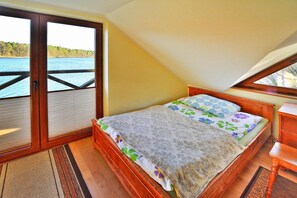 4 habitaciones, muebles diferentes y ropa de cama