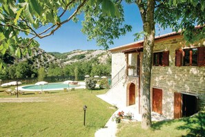 A stone building with a pool and outdoor seating. - Property With Swimming Pool, Spacious Garden, Private Terrace and Views (Apecchio)