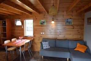 Classic House, 2 Bedrooms | Dining