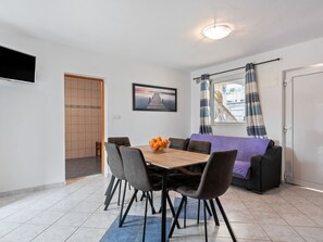 Classic Apartment, 3 Bedrooms | Dining - Simplistic Apartment in Vir With Garden (Vir)