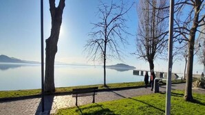 A park with a bench, trees, and a lake view. - Cosy Apartment in Mantignana With Private Terrace (Corciano)