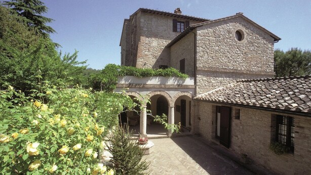 A stone building with a courtyard, arched walkways, and a tiled roof. - Cosy Apartment in Mantignana With Private Terrace (Corciano)
