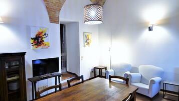 Deluxe Apartment, 2 Bedrooms | Living room