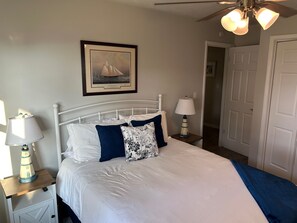 4 bedrooms, iron/ironing board, WiFi, bed sheets - North East Lake House E Unit with 2 private decks (North East)