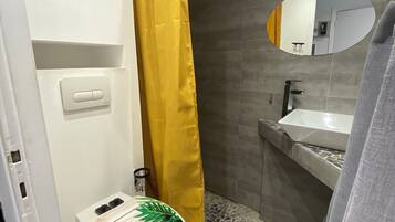 Douche, sĂšche-cheveux, serviettes fournies, savon