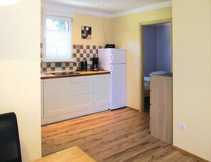 Deluxe Bungalow, 2 Bedrooms | Private kitchen | Fridge, coffee/tea maker, toaster, high chair - Feriendorf am Weinberg, Dobbrikow (Nuthe-Urstromtal)