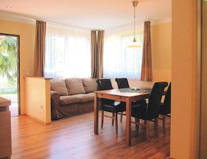 Deluxe Bungalow, 2 Bedrooms | Living room - Feriendorf am Weinberg, Dobbrikow (Nuthe-Urstromtal)