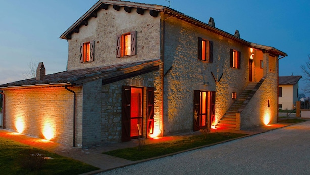 A stone building with multiple windows and a staircase leading to the upper floor. - Modern Holiday Home in Foligno - Loc. With Pool (Foligno)