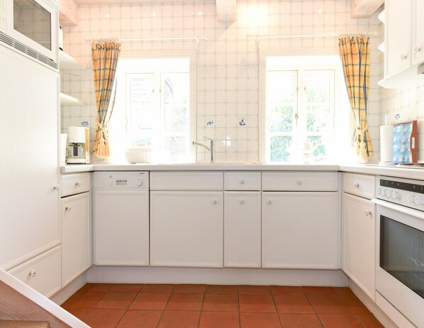 Classic House, 2 Bedrooms | Private kitchen | Fridge, microwave, oven, dishwasher