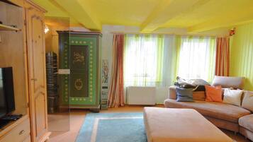 Classic House, Multiple Bedrooms | Living room | Fireplace, DVD player