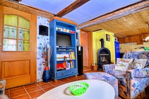 Comfort House, 6 Bedrooms | Living room | Fireplace, DVD player