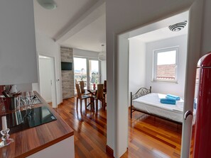 Premium appartement, 2 slaapkamers | Privékeuken | Een koelkast, een microgolfoven, een oven, een vaatwasser