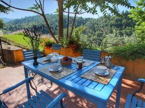Balcony - Modern Holiday Home in Castelfranco di Sopra With Swimming Pool (Castelfranco Piandisco)