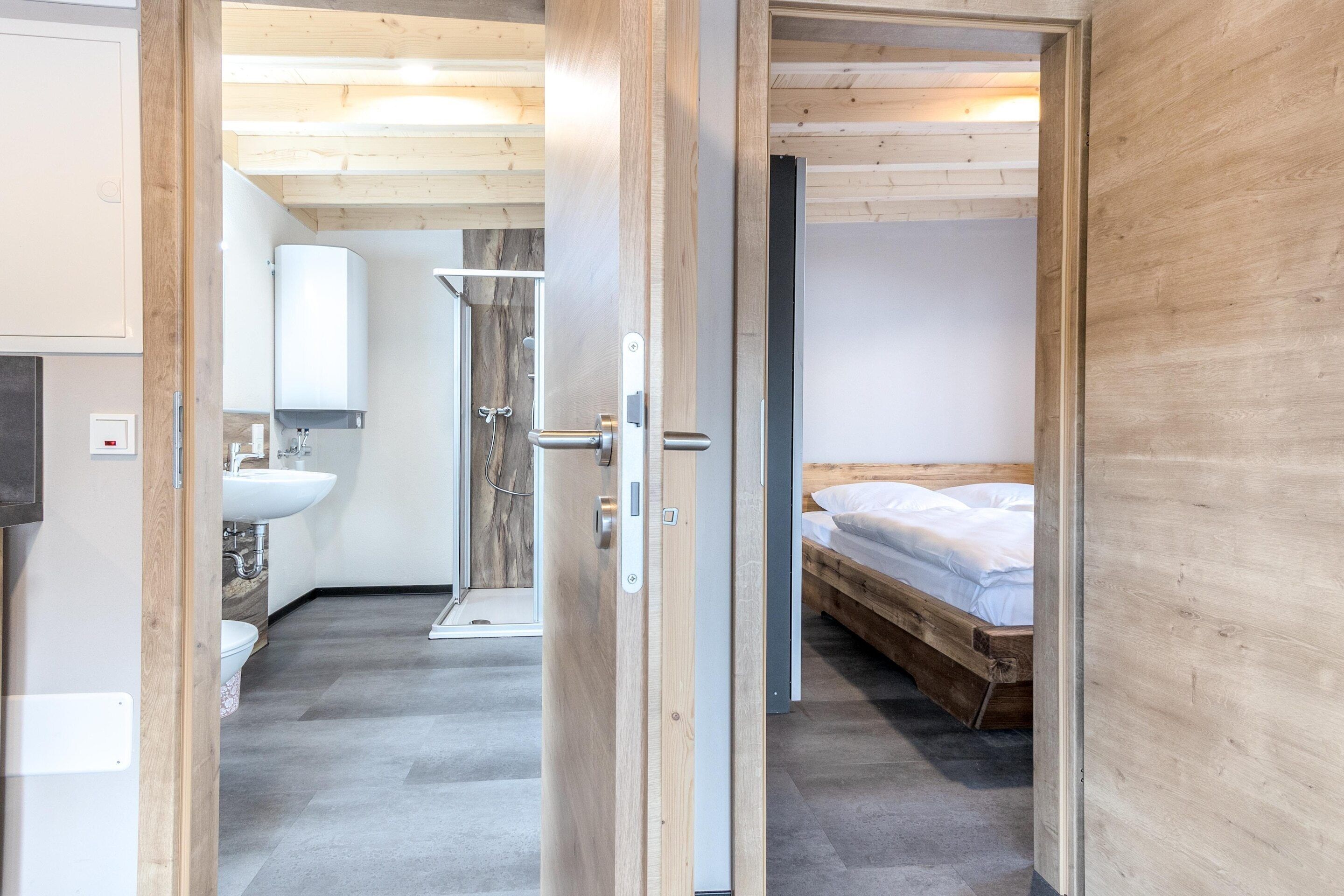 22 chambres, ameublement unique, literie fournie