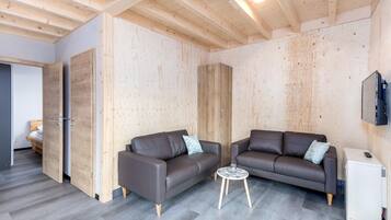 Classic Bungalow, 2 Bedrooms | Living room