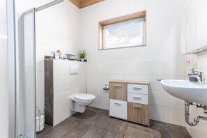 Deluxe-bungalow - 1 soveværelse | Badeværelse | Bruser