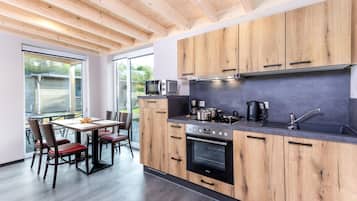 Lemari es, microwave, oven, dan mesin pencuci piring