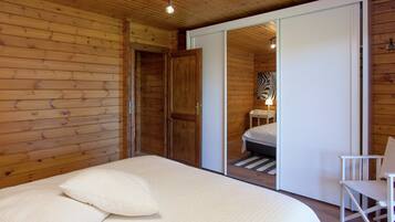 9 bilik tidur, dilengkapkan perabot secara berasingan, cadar katil