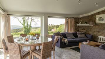Classic House, 5 Bedrooms | Dining