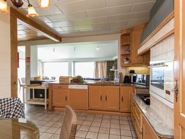 Classic House, 5 Bedrooms | Private kitchen | Fridge, microwave, oven, dishwasher