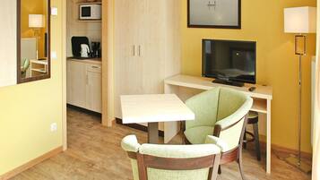 Classic Apartment, 2 Bedrooms | Tempat makan