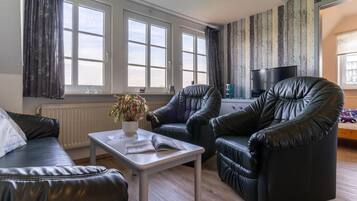 Apartamento clássico, 2 quartos | Sala de estar