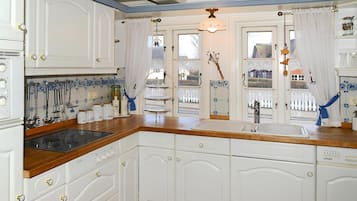 Tủ lạnh, lò vi sóng, máy rửa bát, dụng cụ pha cà phê/trà