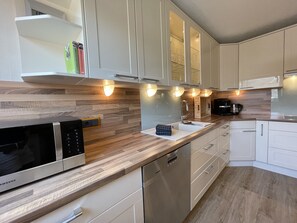 Classic Apartment, 3 Bedrooms | Private kitchen