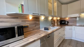 Comfort appartement, 3 slaapkamers | Privékeuken | Een koelkast, een magnetron, een oven, een vaatwasser