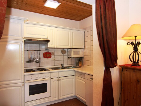 Classic House, 3 Bedrooms | Private kitchen | Fridge, microwave, oven, stovetop
