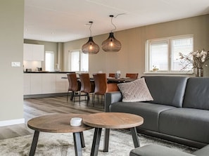 Superior House, 3 Bedrooms | Living room
