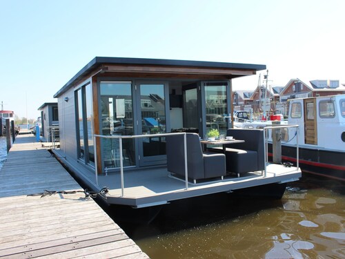 Modern Houseboat With air Conditioning Located in Marina