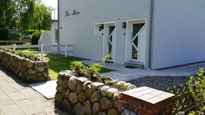 A white building with the name "La Mer" on the side.