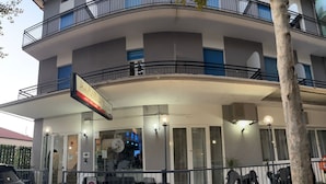 Een meerhoog hotel met een bord waarop staat 'Hotel Villa del Lago'.