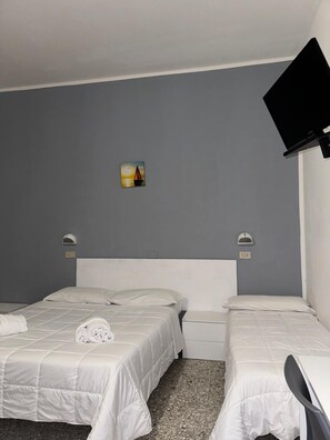 Comfort Triple Room | In-room safe, desk, laptop workspace, soundproofing