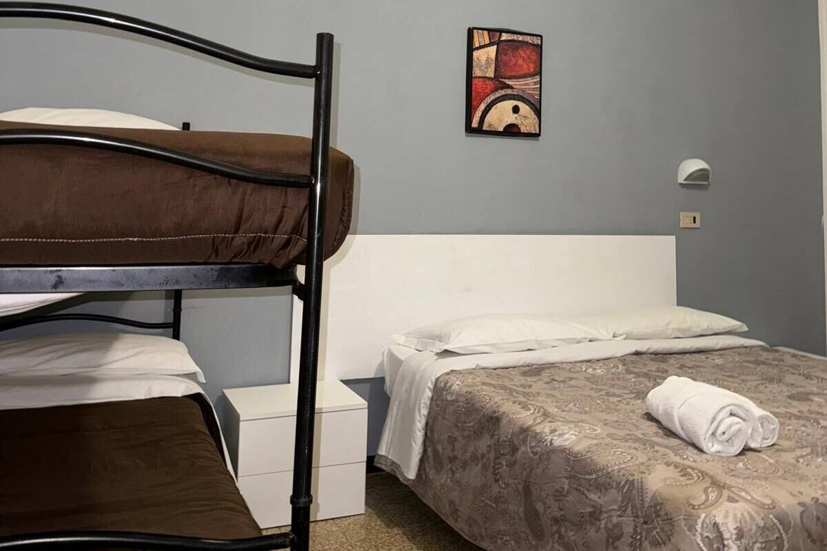 Comfort vierpersoonskamer | Een kluis op de kamer, een bureau, een laptopwerkplek