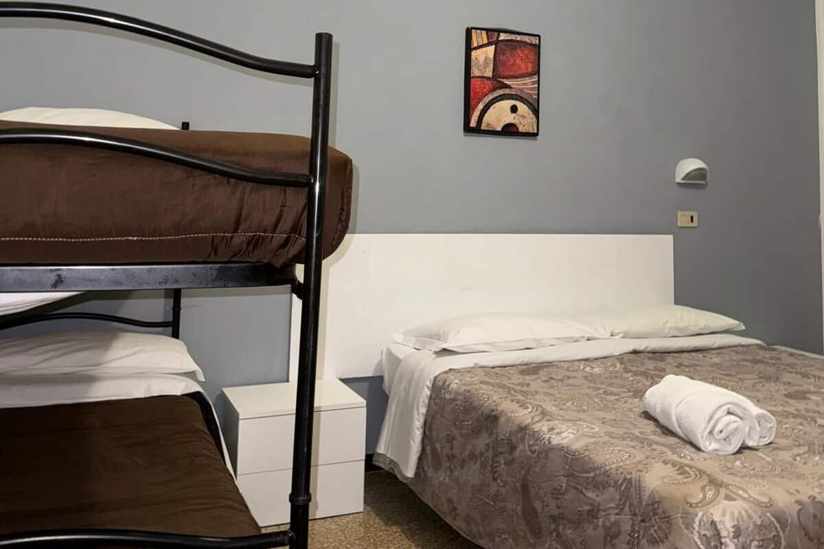 Comfort vierpersoonskamer | Een kluis op de kamer, een bureau, een laptopwerkplek