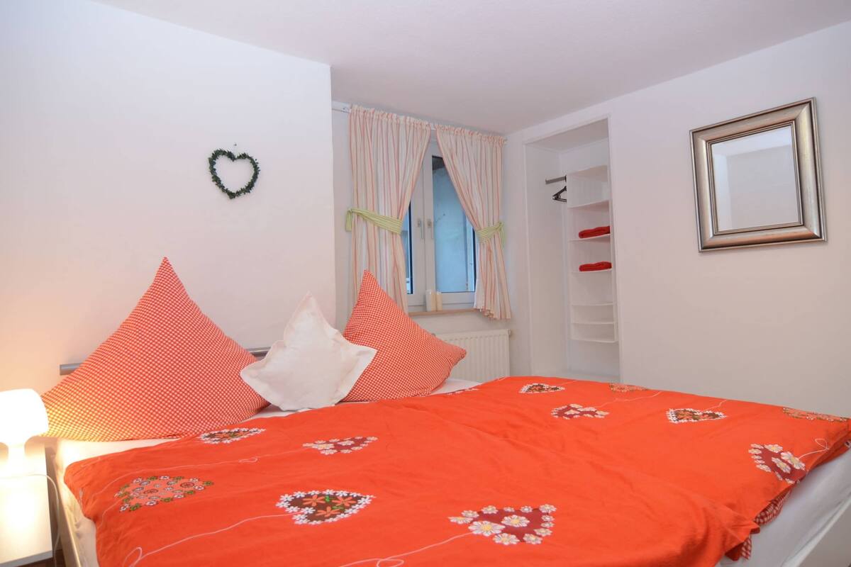 2 habitaciones, muebles diferentes y ropa de cama