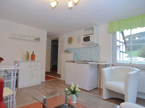 Fridge, microwave, coffee/tea maker - Apartment in Schmallenberg-oberkirchen With Terrace (Schmallenberg)