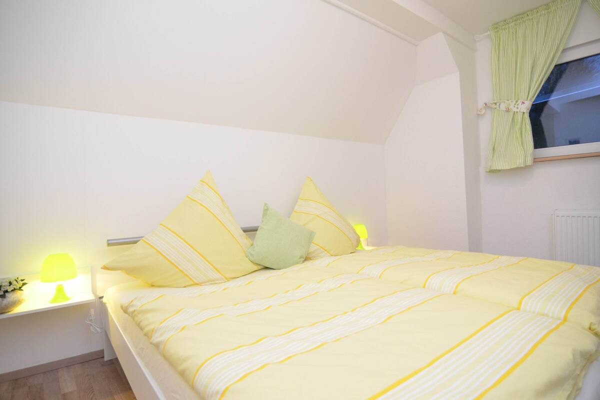 2 habitaciones, muebles diferentes y ropa de cama