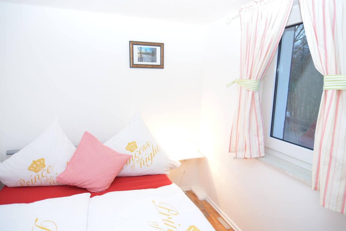 Luxury Apartment, 2 Bedrooms | 2 bedrooms, individually furnished, bed sheets