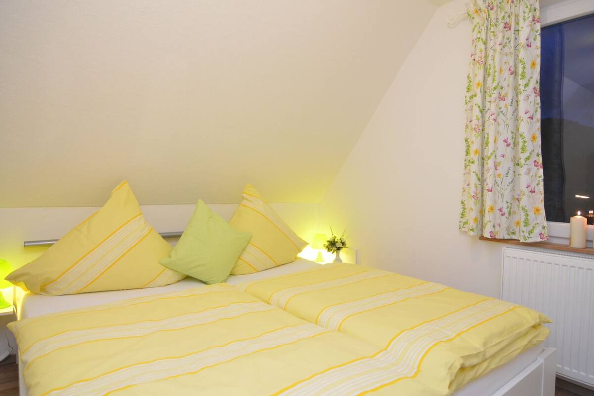 2 habitaciones, muebles diferentes y ropa de cama