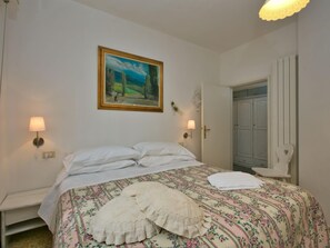 21 bedrooms, individually furnished, iron/ironing board, bed sheets - Huge Holiday Home in Marina di Castagneto Carducci Near Sea (Castagneto Carducci)